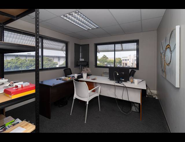 133M² BUSINESS TO LET IN PARKLANDS